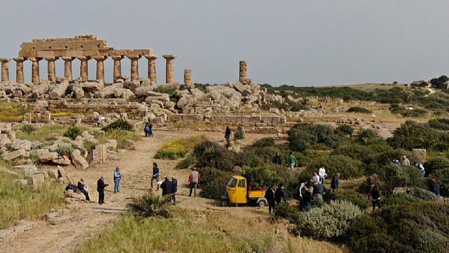 Archeoclub Selinunte , i volontari ripuliscono l'area del tempio A