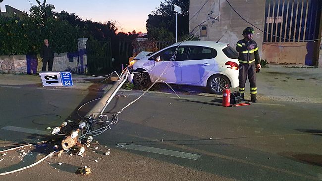 Finisce fuori strada con l’auto e abbatte un palo dell’elettricità