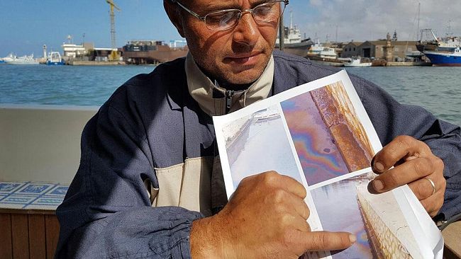 VIDEO – Mazara, fuoriuscita di gasolio sul porto canale. La denuncia di un operatore portuale