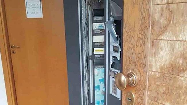Campobello, furto nell’ufficio Anagrafe del Comune: saccheggiato il distributore di bevande