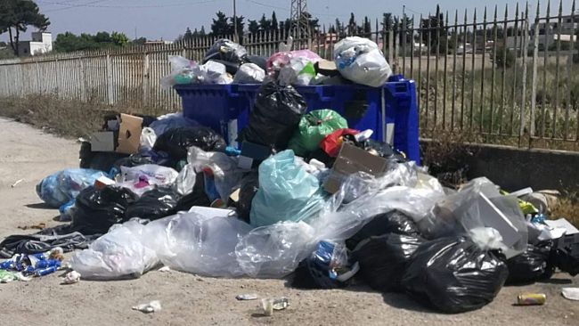 Inizia bella stagione e città invasa dalla spazzatura. Un film già visto…