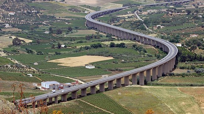 Si lancia da un viadotto alto 35 metri e rimane illesa