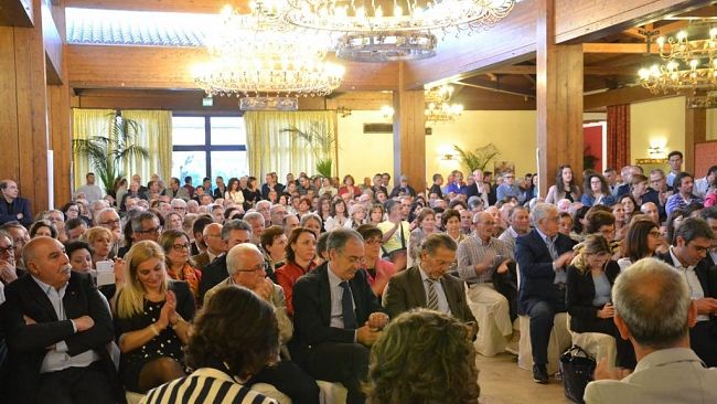 Di Girolamo fa il pienone alla Sala Armony. E sulle provocazioni di Grillo: “Parla sempre di noi perchè non ha niente da dire sulla città”