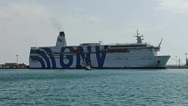 Trapani, cuoco della Nave Azzurra positivo al Coronavirus e trasportato a terra