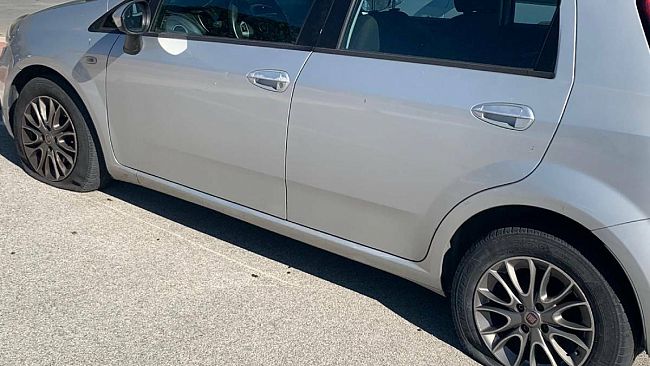 Trapani, vandali in azione in via Talotti: forate le gomme delle automobili