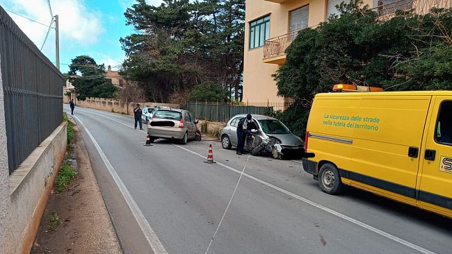 Bonagia, scontro frontale tra due auto in via Crocifissello