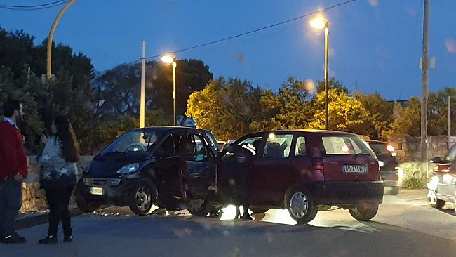 Scontro fra due auto in via Mario Fani
