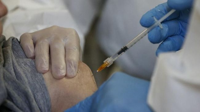 Nonnino cercasi, la storia di un vaccino fatto grazie ad un annuncio su Facebook