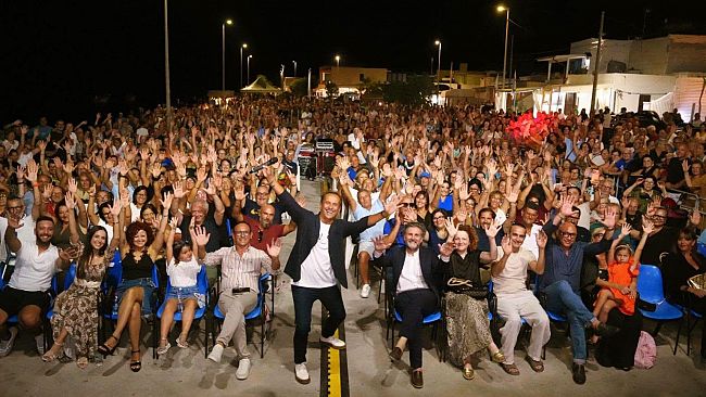 Successo a Petrosino per Uccio De Santis: Piazza Biscione gremita per l'Estate Petrosilena 2026