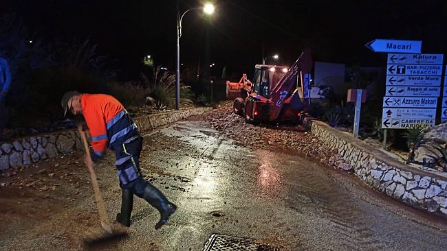 Nubifragio su San Vito, fiume di fango e pietre blocca la SP16