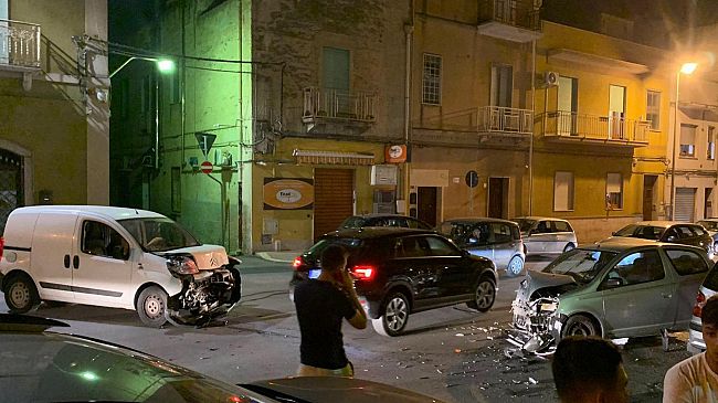 Violento scontro frontale in via Argenteria, ferito un uomo
