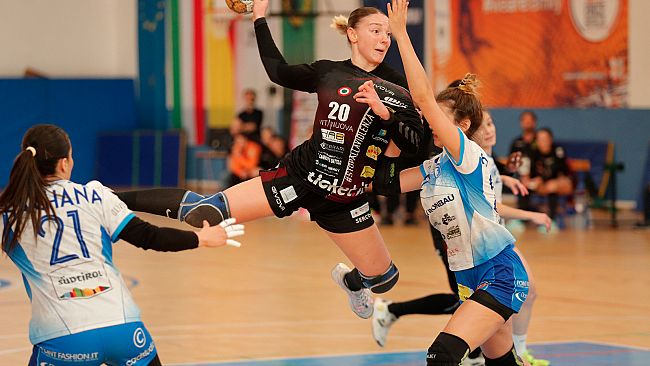 Handball Erice super, annienta Sud Tirol e pareggia la finale