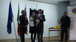 Consegnati dal Lions attestati e guidoncini agli studenti che hanno partecipato al concorso “Un poster per la pace”