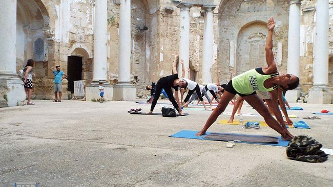 Martedì’ 31 luglio, 4° appuntamento con “Yoga Itinerante” nella spiaggia selvaggia di Pozzitello