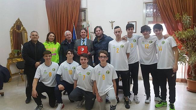 Il Sindaco Castiglione e l’Assessore Dilluvio consegnano defibrillatore alla New Efebo Volley