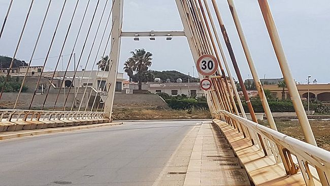 Mazara, manutenzione e mancanza di illuminazione nel ponte sul fiume Arena (e rotatoria). Ecco cosa ci ha risposto l’ex Provincia