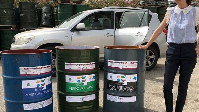Collocati 400 fusti metallici colorati per la raccolta differenziata nelle spiagge di Tre Fontane e Torretta Granitola