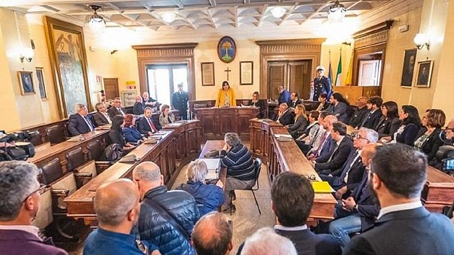 Enza Viola:  Giusto dare spazio ai volontari, ma il Sindaco Alfano deve rimettere ogni lavoratore del comune al suo posto.