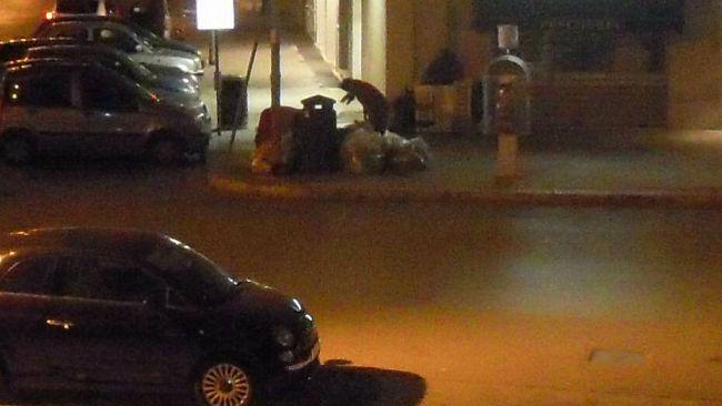 Anche a Marsala c’è chi rovista tra i sacchetti della spazzatura per cercare qualcosa da mangiare