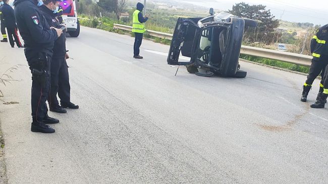 Custonaci, auto si ribalta: ferito un giovane