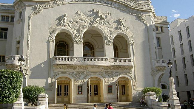 Tunisia, donna kamikaze si fa esplodere nel centro di Tunisi. Appare un gesto isolato e non frutto di una strategia.