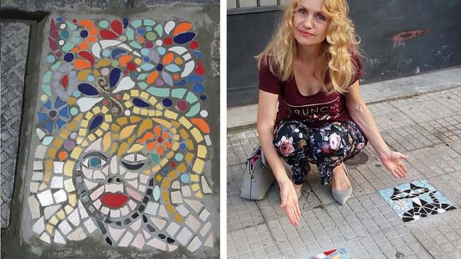 L’artista che trasforma le buche in mosaici colorati