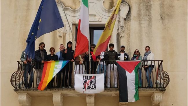 Drappi bianchi a Santa Margherita di Belìce per Gaza