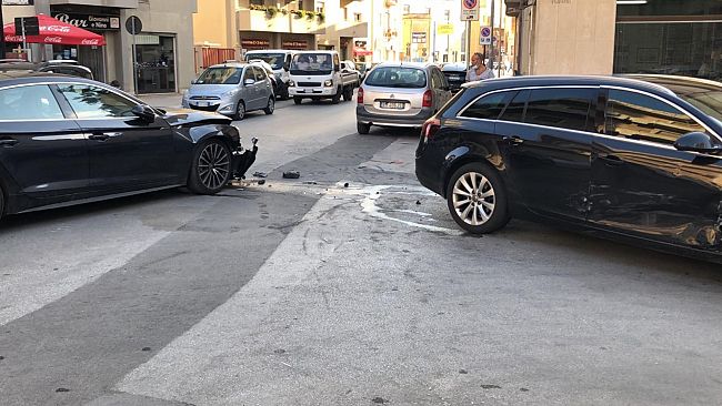 Incidente in via Archi paralizza il traffico per diverse ore