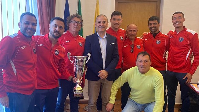 mazara-il-sindaco-quinci-accoglie-al-palazzo-di-citta-lasd-mokarta-calcio