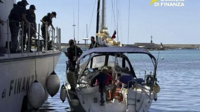 Barca a vela diretta a Mazara: tunisino arrestato per trasporto di migranti