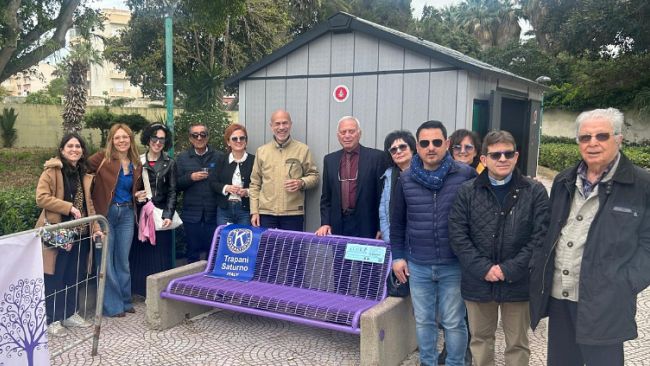 donata-alla-citta-di-trapani-una-panchina-viola-simbolo-della-lotta-contro-la-fibromialgia