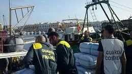 Due pescherecci con un carico di circa 14 tonnellate di hashish. Arrestate 15 persone