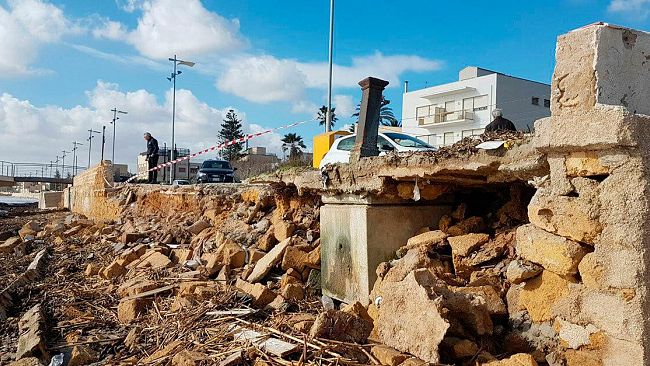 VIDEO – Mazara, crollato muretto lungomare San Vito. Era prevedibile