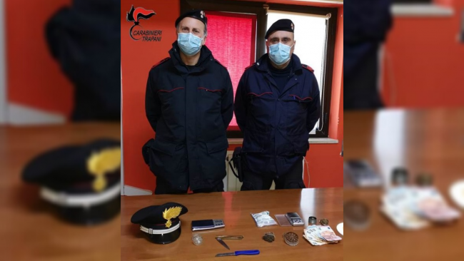 Trapani, spaccia mentre si trova agli arresti domiciliari: i Carabinieri arrestano un 30enne