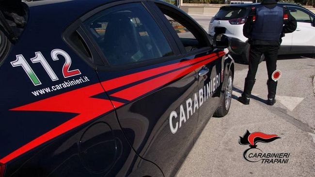 Trapani, i Carabinieri la sorprendono mentre cerca di liberarsi della cocaina: arrestata una 46enne