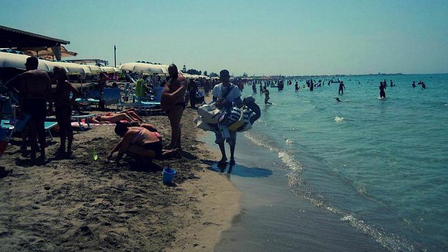 Cd contraffatti venduti in spiaggia, una denuncia