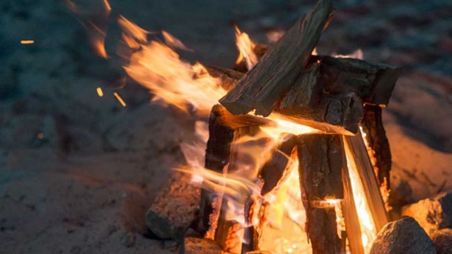 Fuochi in spiaggia. L’accensione è vietata dalla legge
