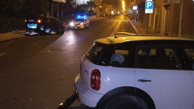 Brutto incidente in via Marconi: auto si ribalta