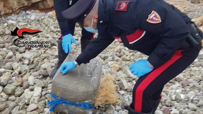 Trapani, altro pacco di droga spiaggiato scoperto dai carabinieri. Avrebbe fruttato 300mila euro