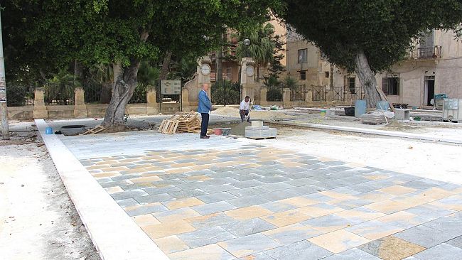 Marsala, Piazza della Vittoria: in corso i lavori di pavimentazione