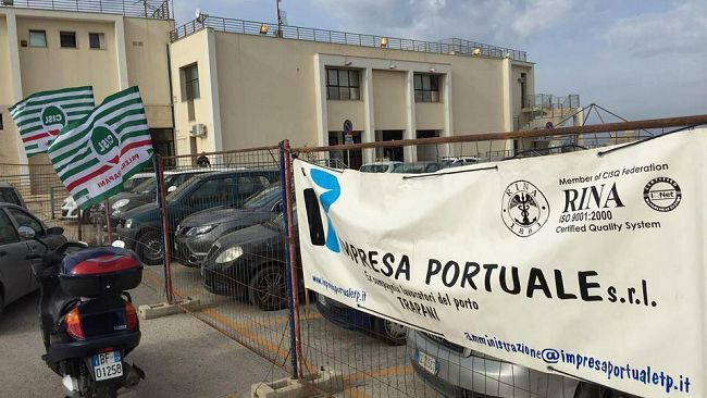 Trapani, sit in di protesta dei lavoratori portuali al molo Sanità