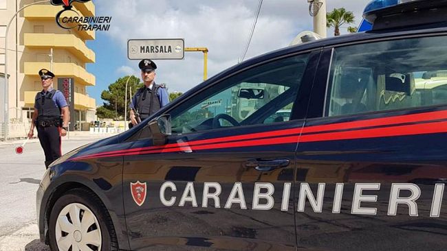 Marsala, sperona un’auto in stato di ebbrezza e aggredisce i Carabinieri. Arrestato 26enne