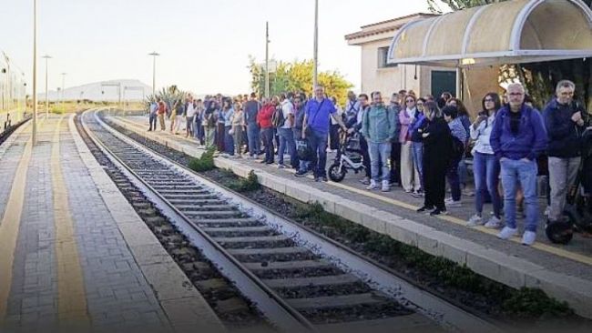 passeggeri-costretti-a-scendere-e-ad-aspettare-il-treno-successivo-la-replica-di-trenitalia