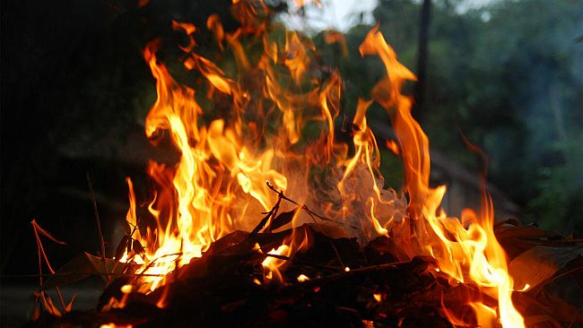 Ultime della sera: “I falò che bruciavano il passato”