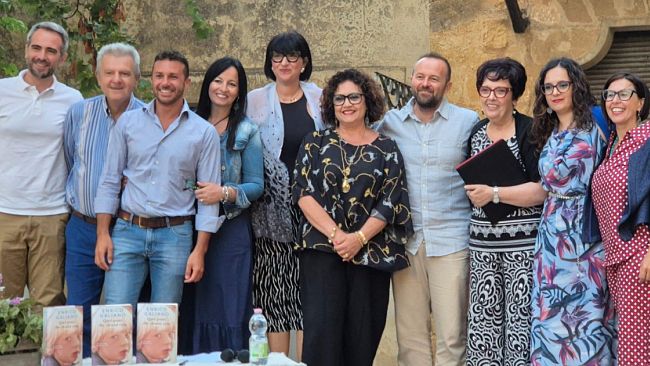 Enrico Galiano incanta Partanna: emozioni, parole e verità nel Giardino del Castello Grifeo