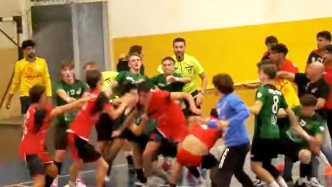 pallamano-esordio-shock-rissa-furibonda-in-campo-tra-il-giovinetto-e-aretusa