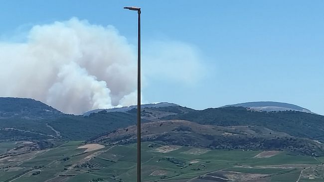brucia-montagna-grande-sul-posto-tre-elicotteri-e-un-canadair