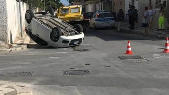 Mazara, incidente all'incrocio vie Val Demone e Don Primo Mazzolari. Auto ribaltata
