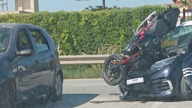 Incidente tra minicar e motociclo a Marsala: feriti, intervento della Polizia e dei sanitari