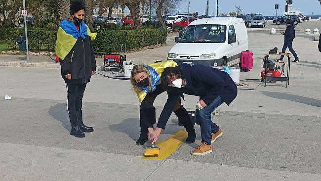 Trapani, Piazza Vittorio si tinge di azzurro e giallo con la bandiera ucraina